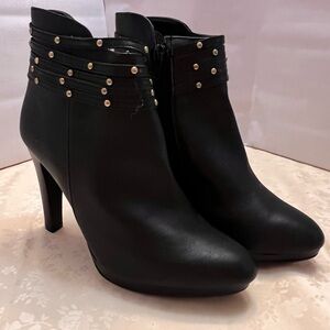 Women’s Sz 7 black studded patent look heeled ankle boot.